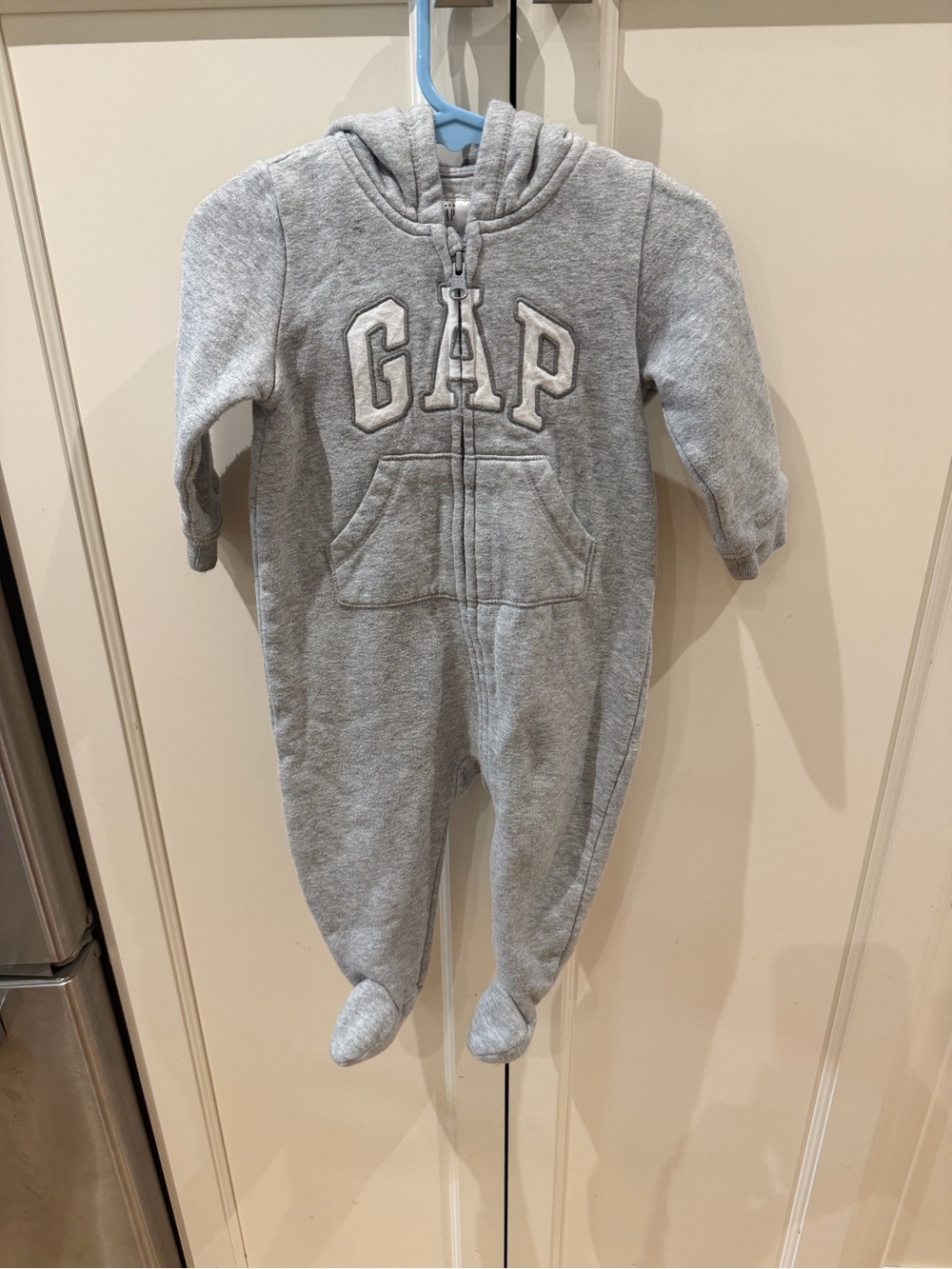 GAP 6-12m Light Gray Hooded Fleece One-Piece bunting suit